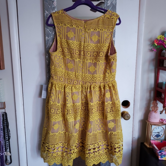 XL YELLOW LACE short dress - Picture 3 of 10